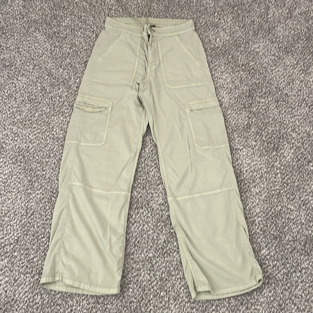 Women’s American Eagle size 6 stretch, pastel green cargo pants